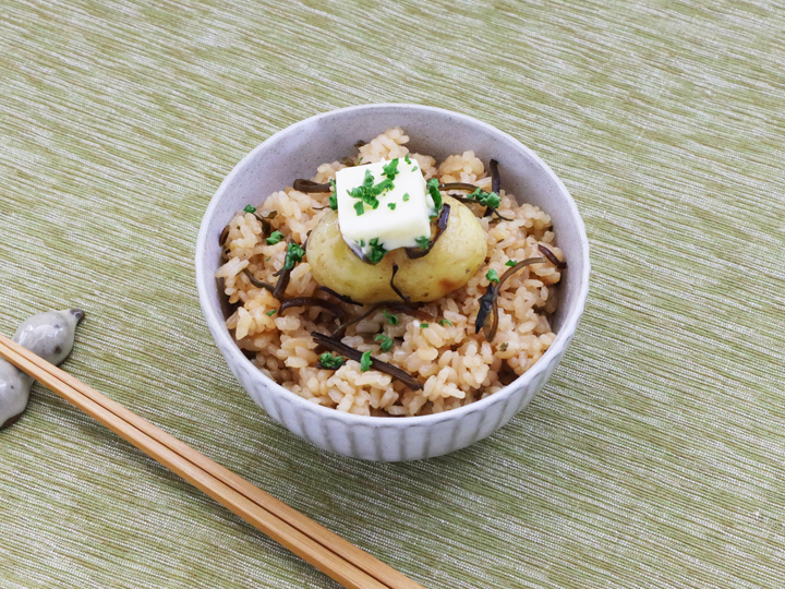 新じゃが丸ごとバター炊き込みごはん